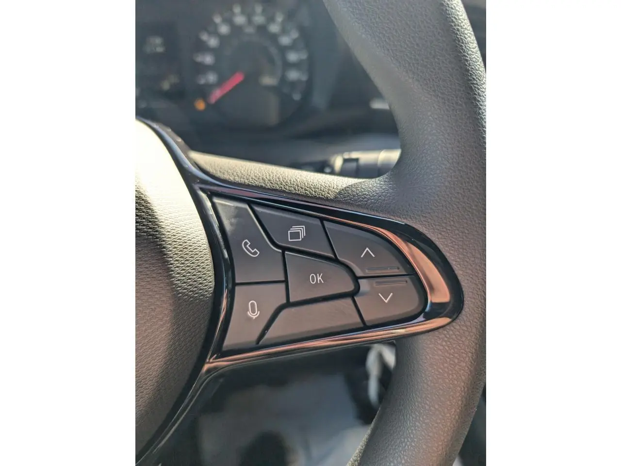 Gros plan sur les commandes multifonctions à droite du volant du Renault Master 2025, finition noire et chrome.