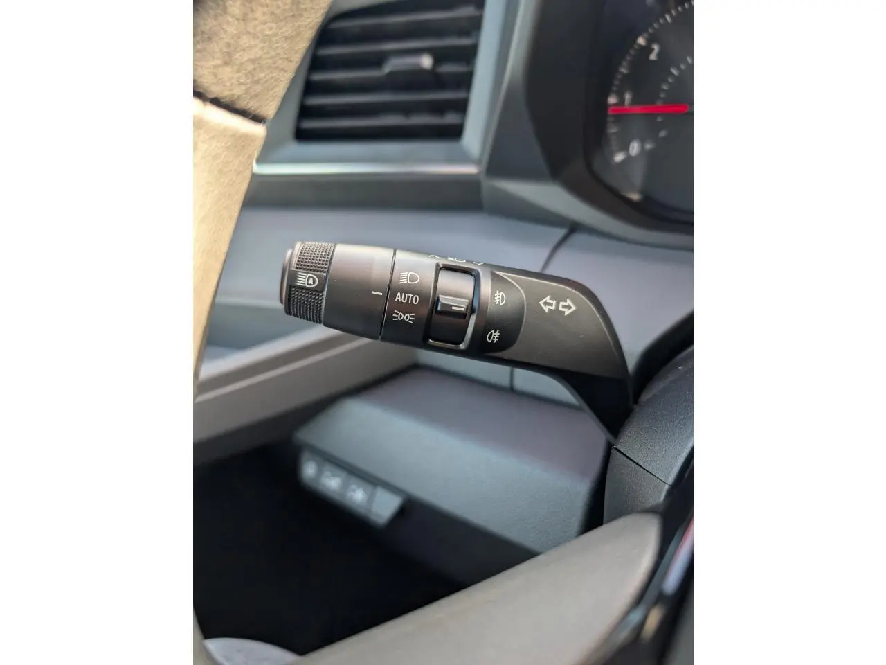 Gros plan sur la commande des feux et clignotants noire dans l'habitacle du Renault Master blanc 2025.