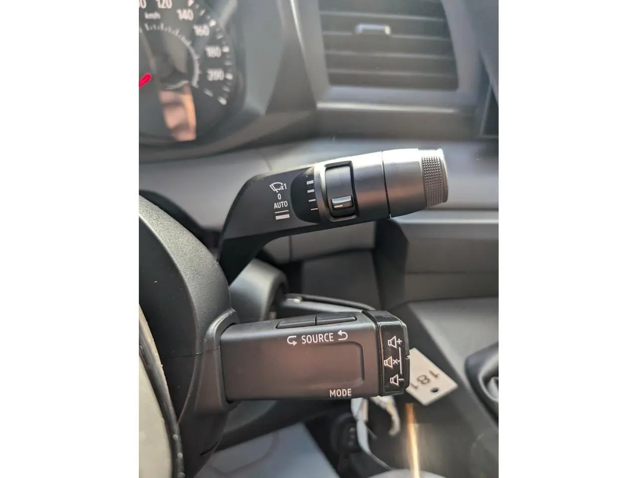 Gros plan sur les commandes au volant du Renault Master IV 2025, avec levier noir et tableau de bord gris.