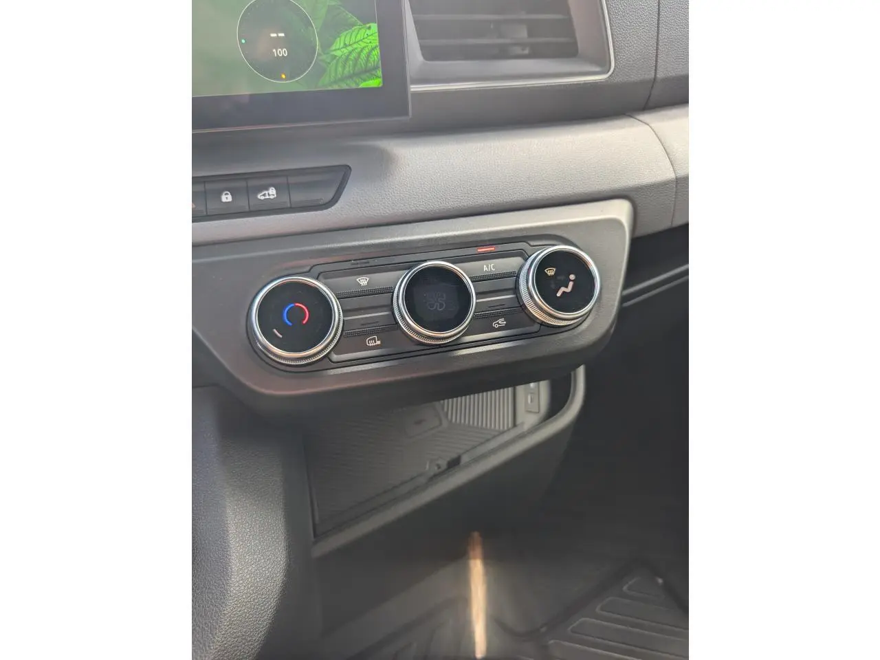 Gros plan sur les commandes de climatisation du tableau de bord du Renault Master blanc 2025, intérieur gris.