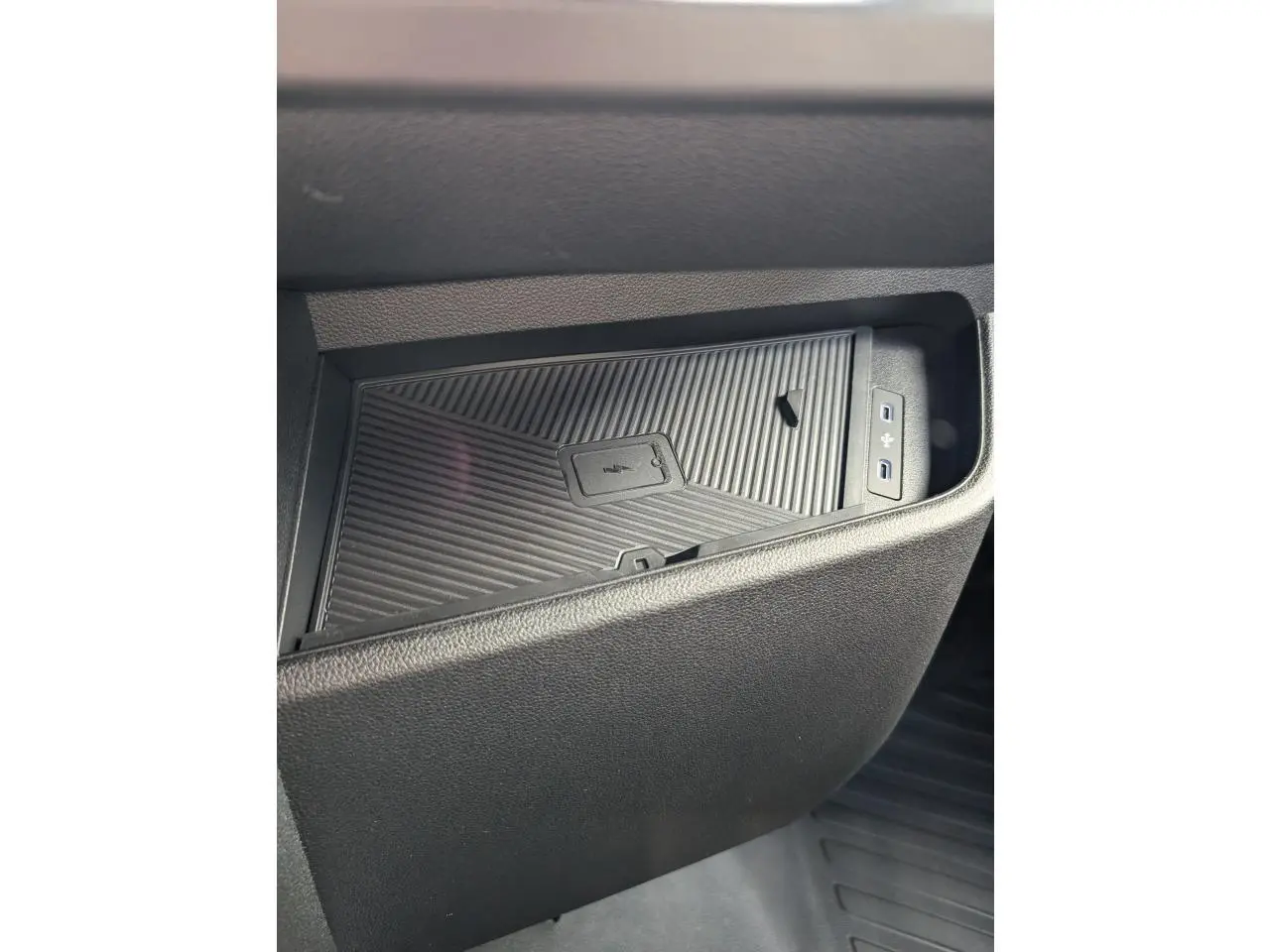 Gros plan sur le chargeur sans fil et ports USB dans l'habitacle du Renault Master blanc 2025.