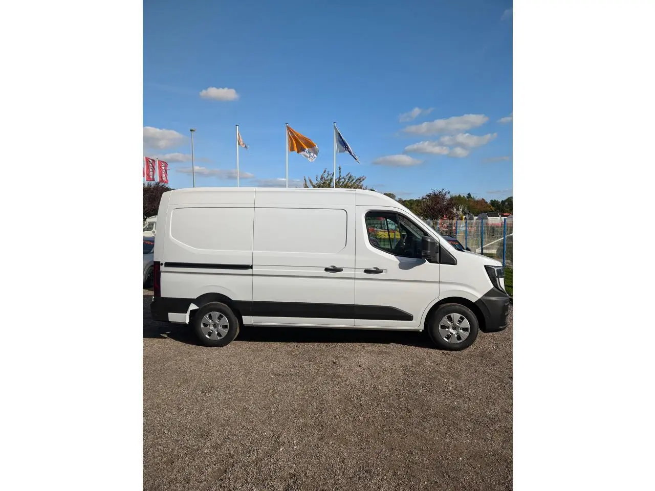 Profil droit d’un utilitaire Renault Master blanc, version 2025, avec panneaux latéraux tôlés et jantes tôle 16 pouces.