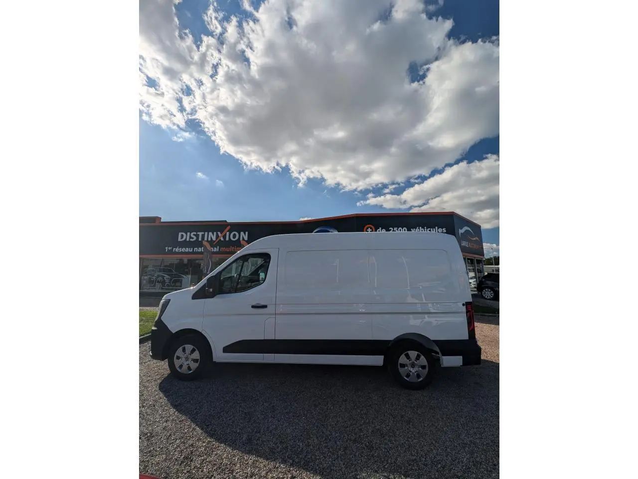 Renault Master blanc vu de profil côté gauche, fourgon utilitaire avec panneaux latéraux tôlés et jantes tôle.
