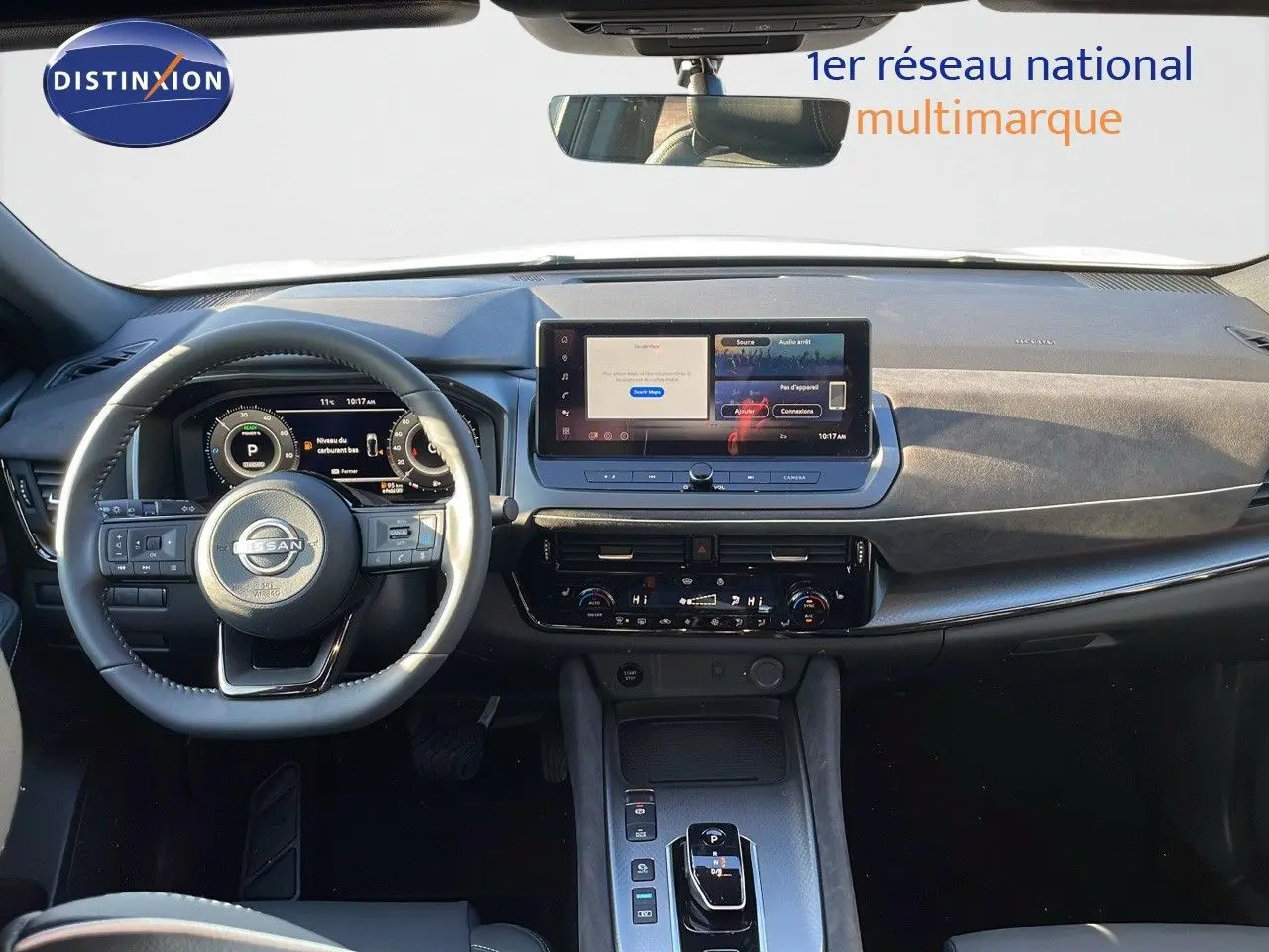 Intérieur du Nissan Qashqai 2025 vu de face, tableau de bord moderne avec écran tactile et volant multifonction.