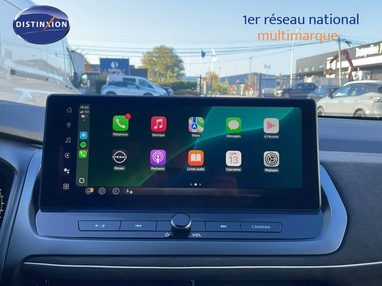 Écran tactile central du Nissan Qashqai 2025 affichant les applications Apple CarPlay, vu de face à l'intérieur du véhicule.