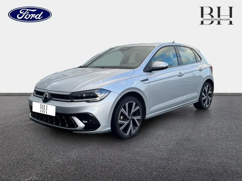 Volkswagen Polo 2022 R-Line en Reflet d'Argent métallisé vue 3/4 avant avec jantes alu et phares LED