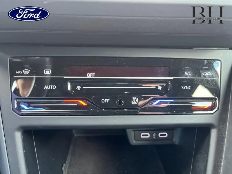 Panneau de commande de climatisation automatique avec affichage digital sur Volkswagen Polo 2022 couleur Reflet d'Argent métallisé.