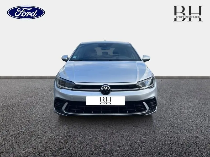 Vue frontale d'une Volkswagen Polo 2022 Reflet d'Argent métallisé avec calandre noire et logo VW centré.