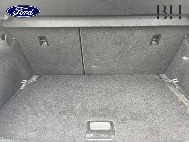 Coffre vide en tissu gris foncé d'une Volkswagen Polo 2022 vue de l'intérieur arrière, sans éléments distinctifs visibles.