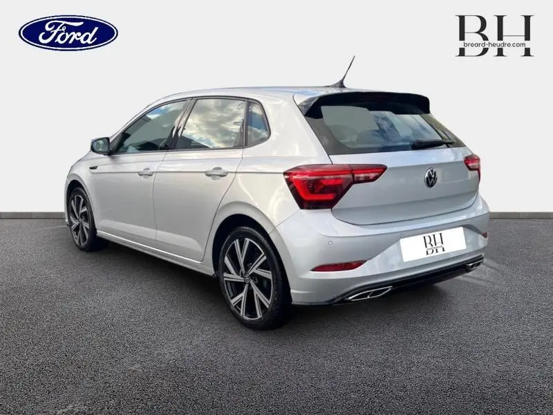 Volkswagen Polo 2022 R-Line en Reflet d'Argent métallisé vue 3/4 arrière droit avec jantes alu et feux LED arrière.