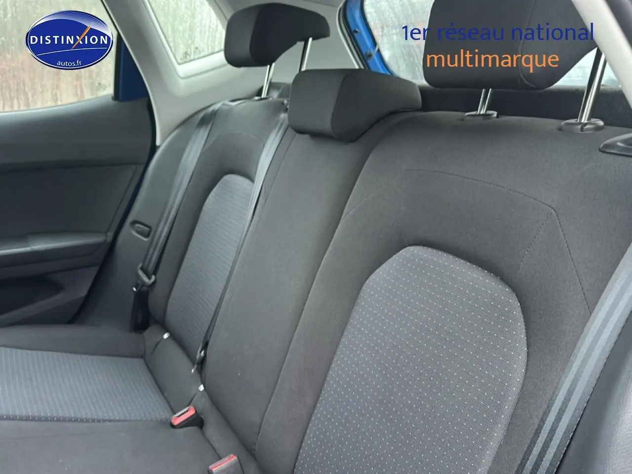 Vue intérieure de la banquette arrière en tissu gris de la SEAT Arona 2025, côté droit, avec appuie-têtes et ceintures visibles.