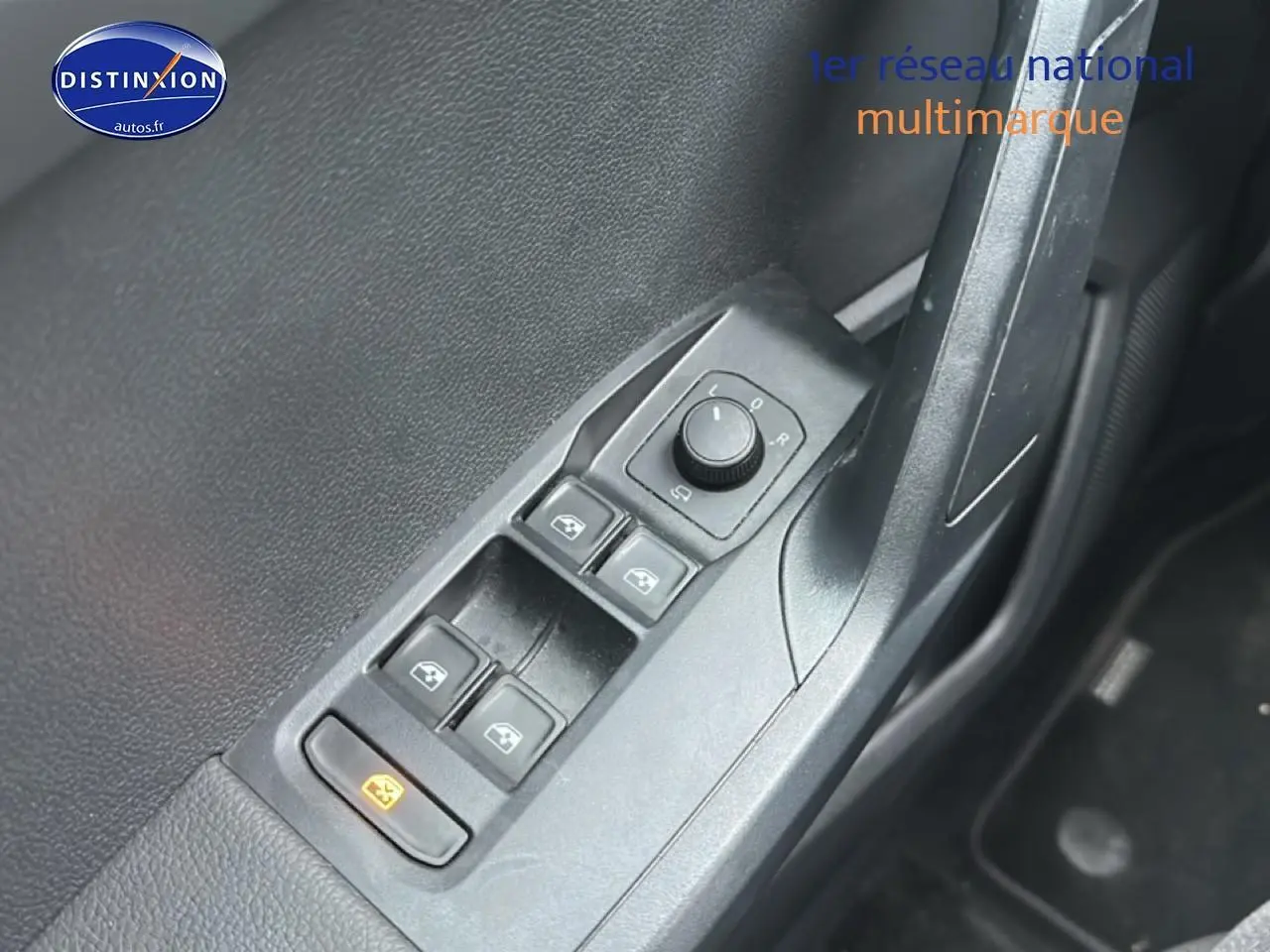 Gros plan sur les commandes des vitres électriques et réglage des rétroviseurs côté conducteur d'un SEAT Arona 2025.