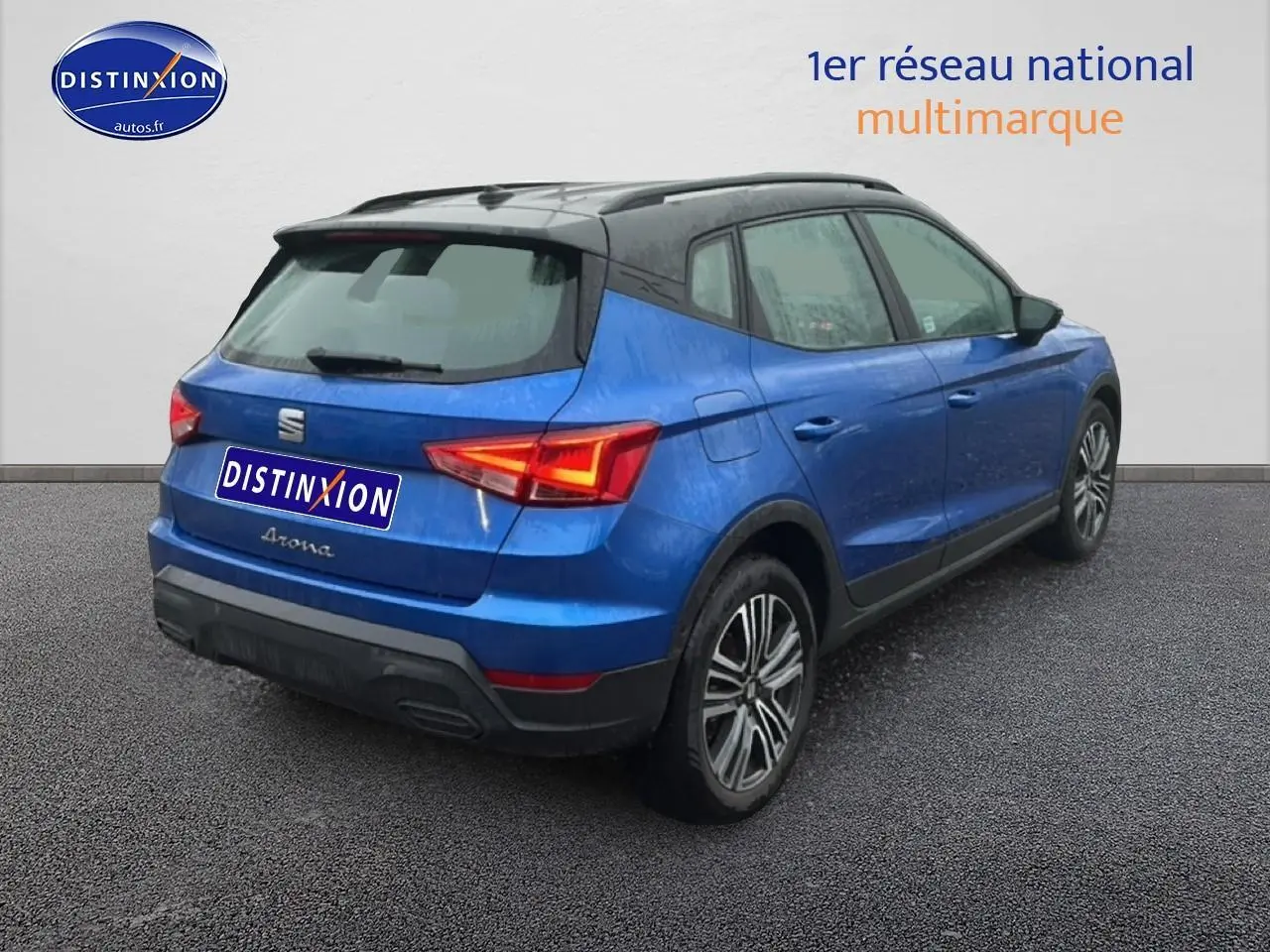 Vue 3/4 arrière droite d’un SEAT Arona bleu saphir avec toit noir et jantes 17 pouces Urban Design.