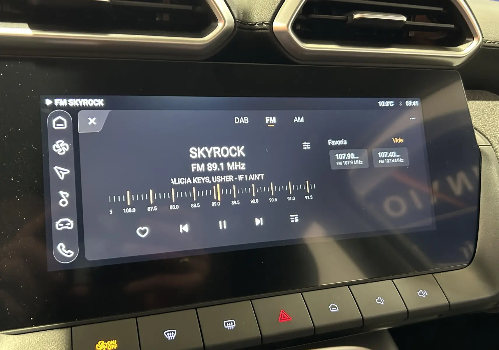 Vue rapprochée de l’écran tactile central du MG ZS Cosmic Silver 2025 affichant la radio FM sur Skyrock 89.1 MHz.
