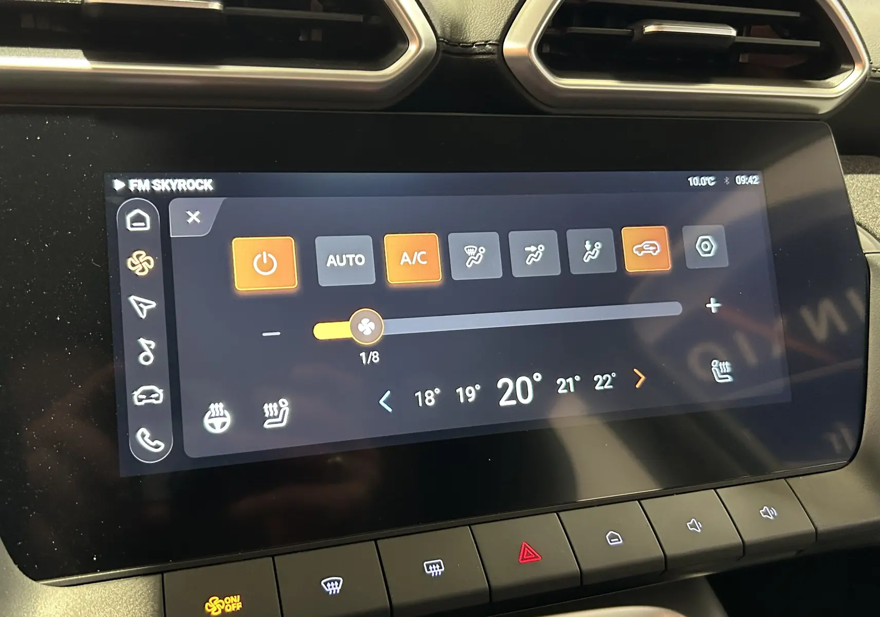 Écran tactile central du MG ZS Cosmic Silver 2025 montrant les réglages climatisation à 20°C en vue rapprochée.
