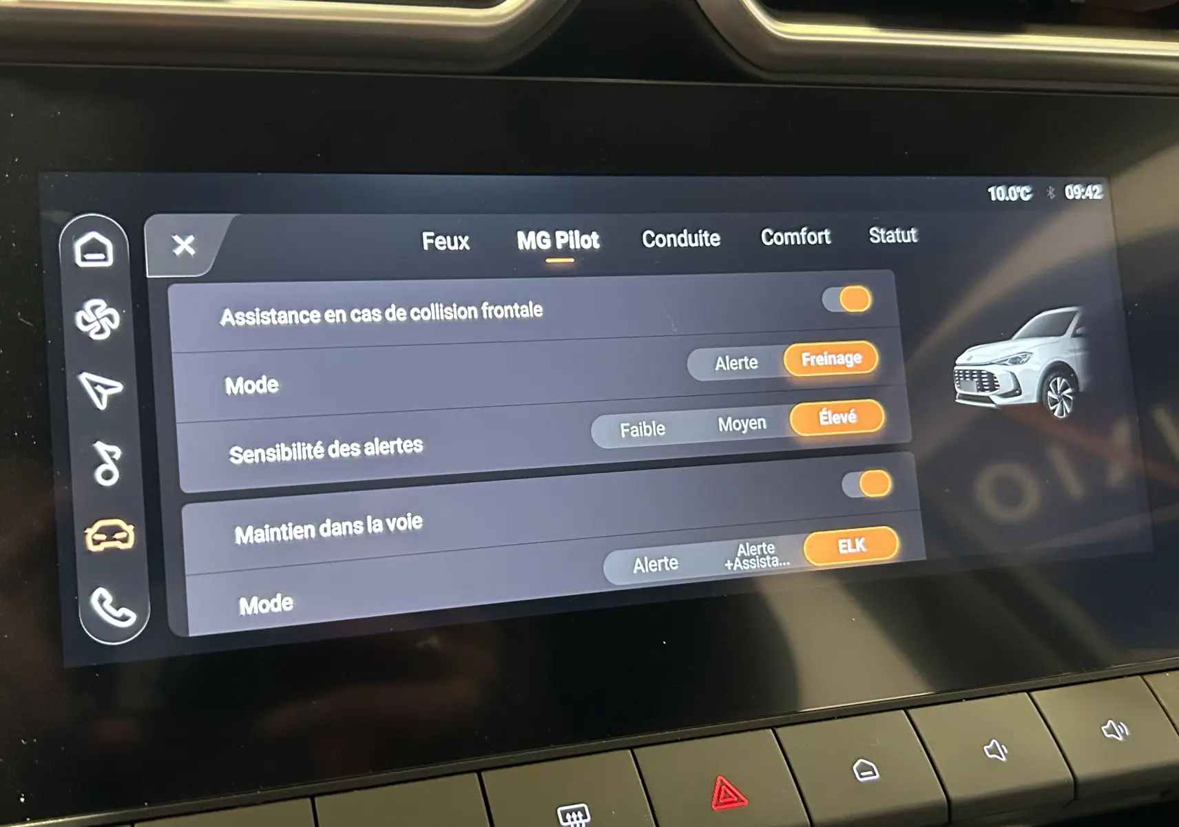 Écran tactile intérieur montrant les réglages MG Pilot du MG ZS 1.5 L Hybrid+ 2025 en Cosmic Silver.
