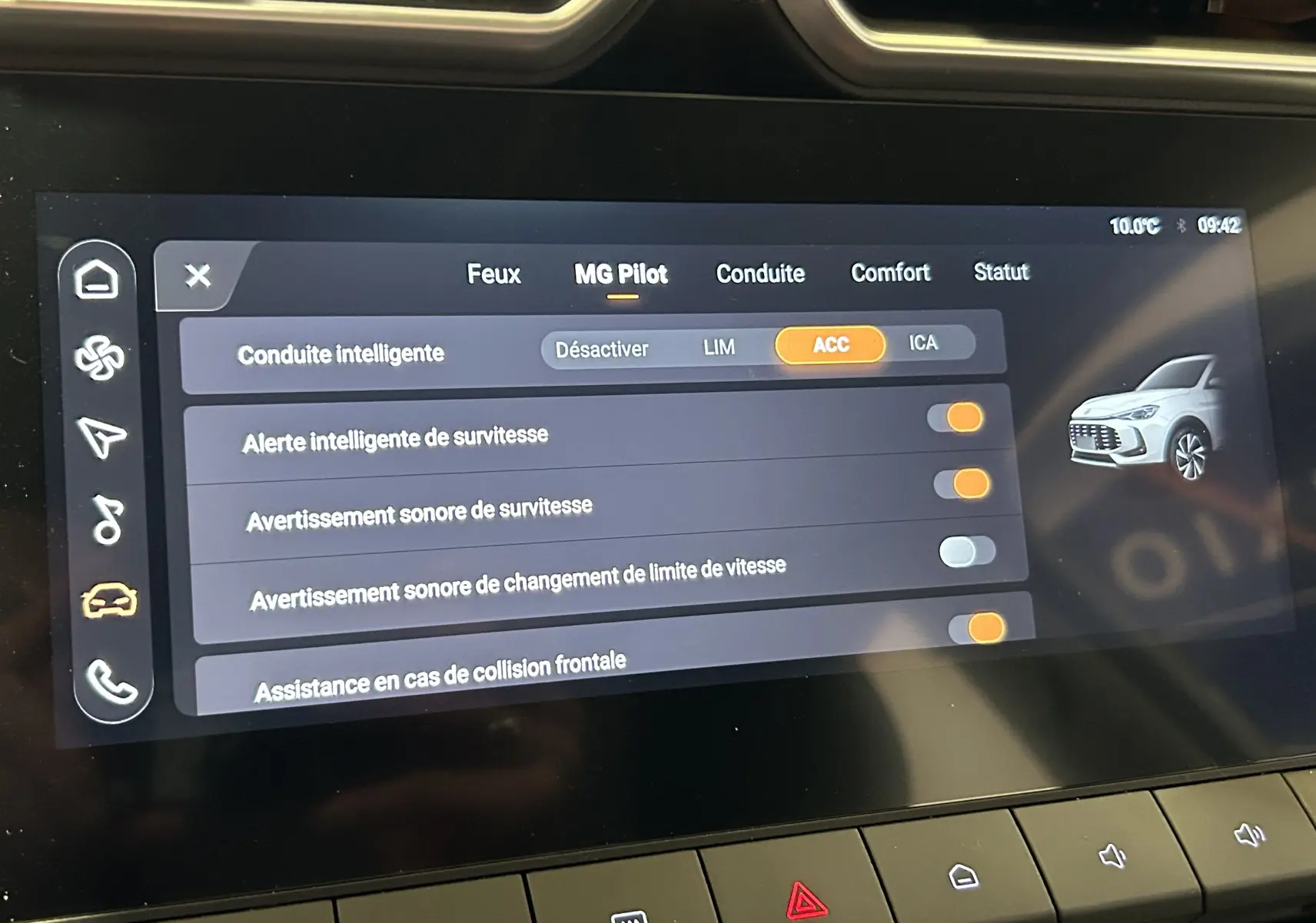 Écran tactile intérieur montrant les réglages MG Pilot du MG ZS 1.5 L Hybrid+ 2025 en vue rapprochée.