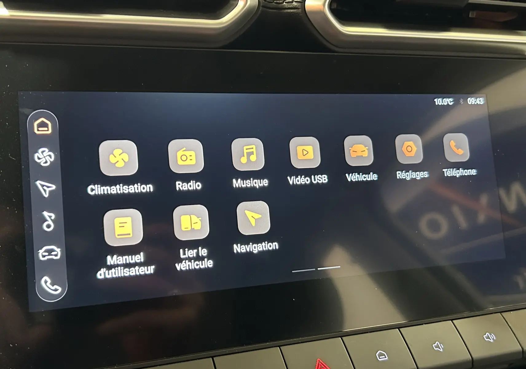 Écran tactile central du MG ZS Cosmic Silver 2025 montrant les icônes de climatisation, radio, musique et navigation.