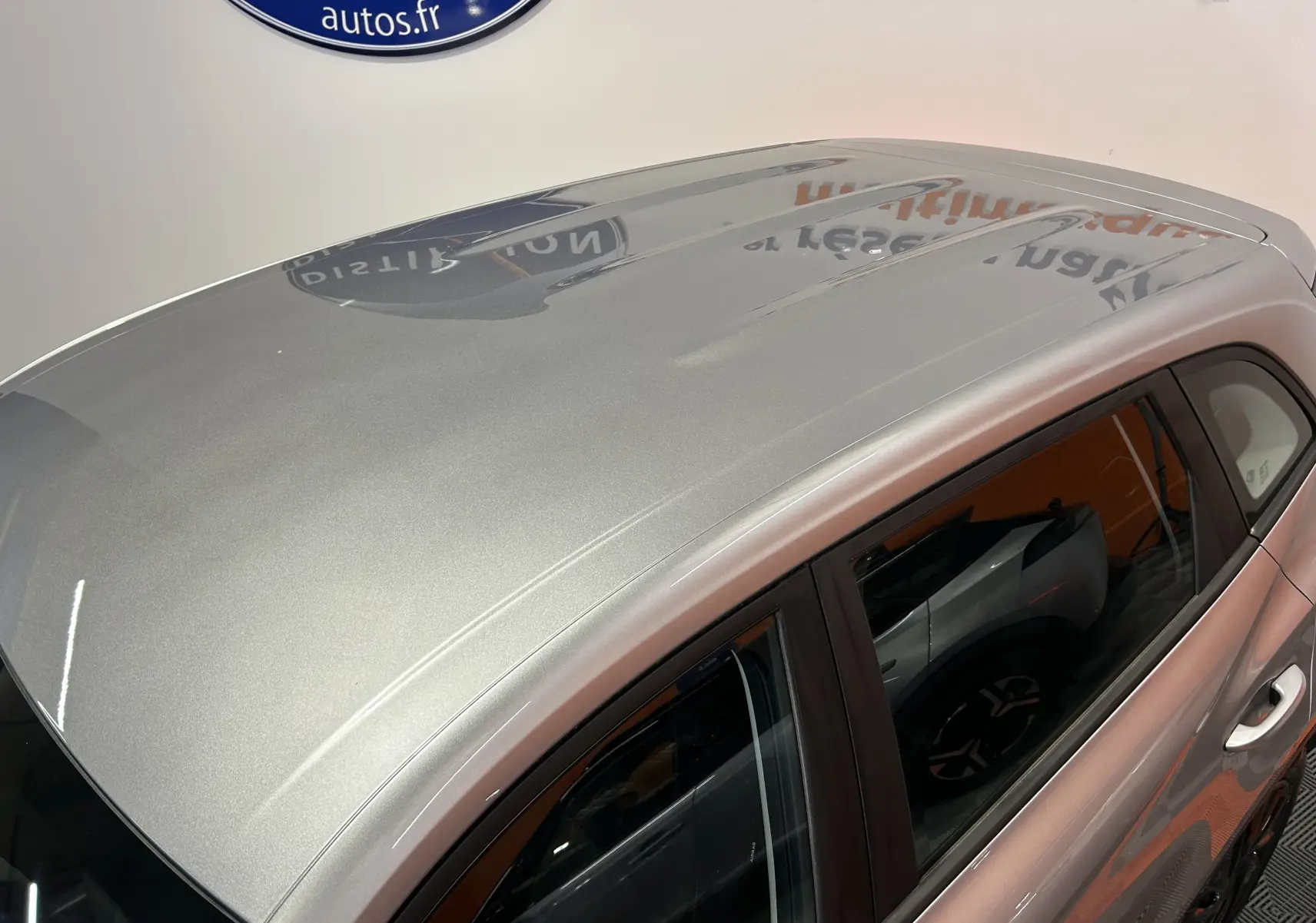 Vue en plongée du toit Cosmic Silver du MG ZS 1.5 L Hybrid+ 2025, soulignant la finition lisse et les contours du toit.