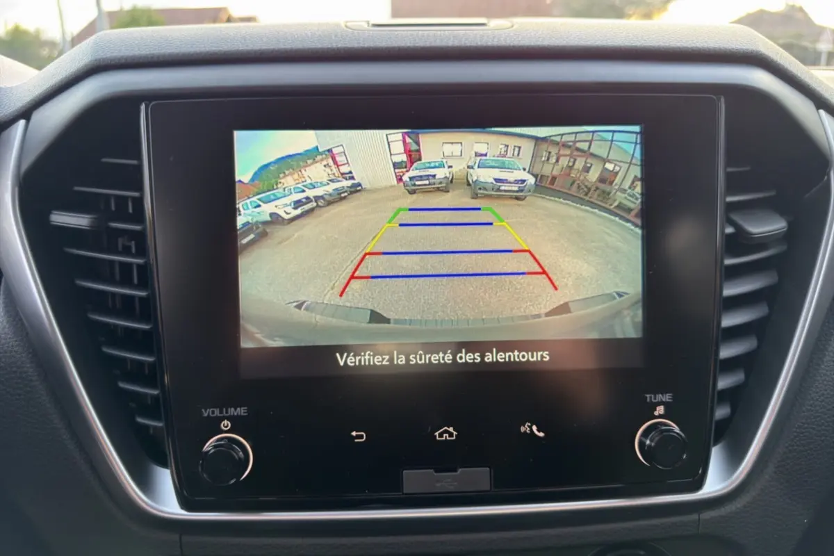 Vue rapprochée de l’écran tactile intérieur affichant la caméra de recul du pick-up Isuzu D-MAX gris obsidian.