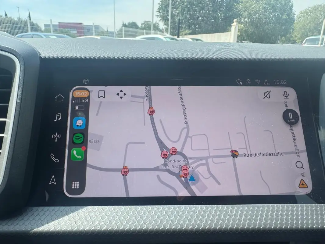 Vue rapprochée de l’écran tactile du tableau de bord de l’Audi A1 Sportback gris, affichant la navigation GPS.