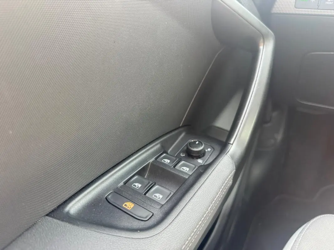 Gros plan sur la commande des vitres électriques côté conducteur de l’Audi A1 Sportback gris 2025 avec finition cuir.