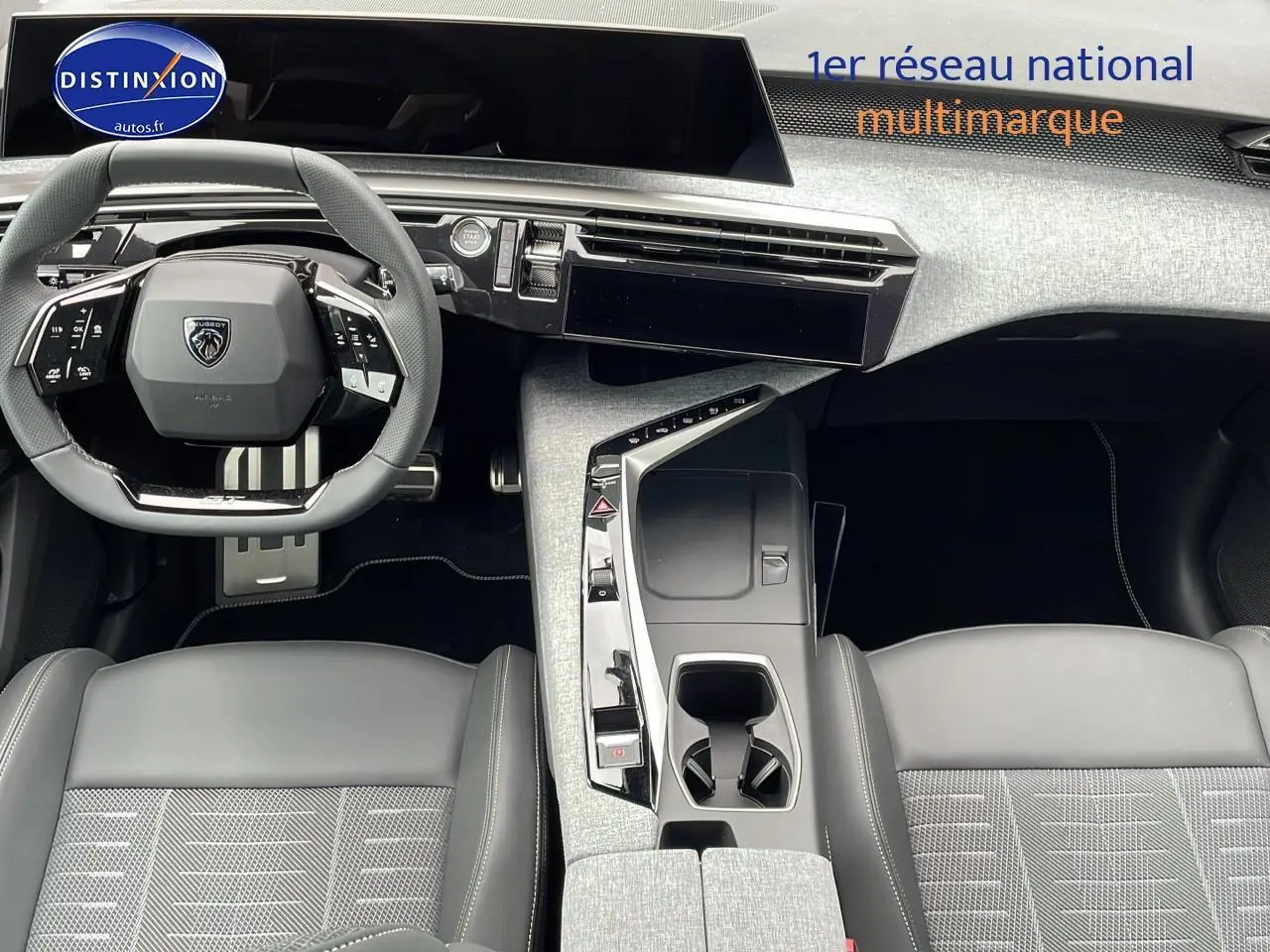 Vue intérieure du tableau de bord et volant cuir noir du Peugeot 3008 Hybrid 145 GT e-dcs6 2025.