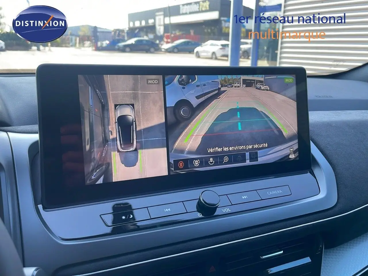 Écran central affichant la caméra 360° et la vue arrière du Nissan Qashqai gris céramique toit noir.