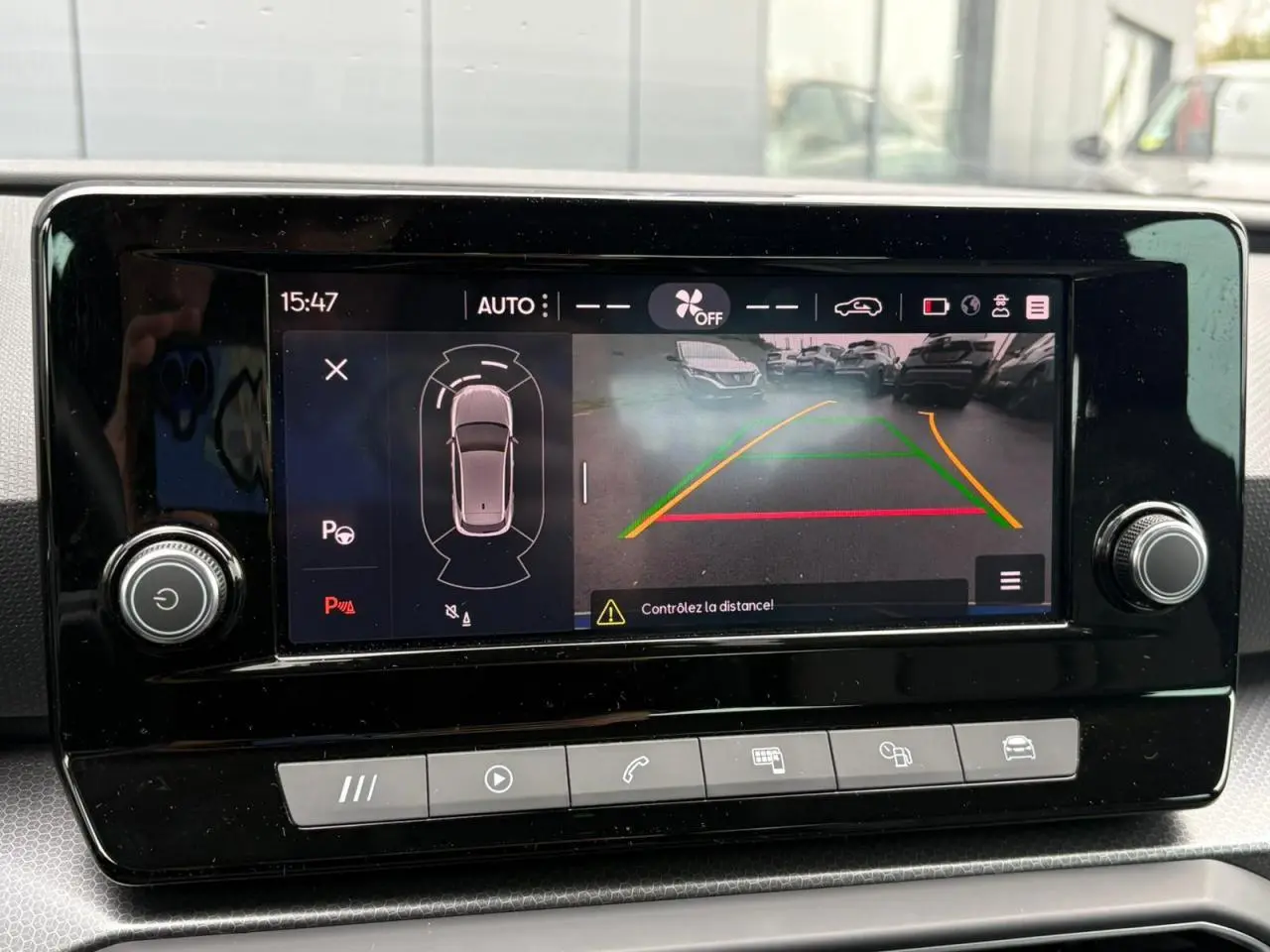 Écran tactile central affichant la caméra de recul et les capteurs de stationnement du SEAT Leon 2024.