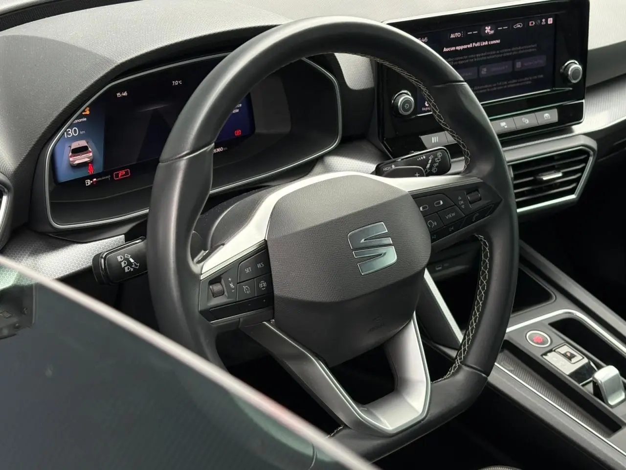Vue intérieure centrée sur le volant cuir multifonction et le combiné digital du SEAT Leon 2.0 TDI 2024.