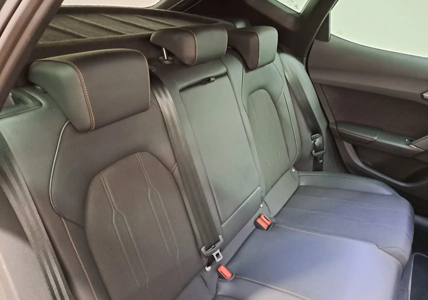 Vue intérieure des sièges arrière en cuir noir avec surpiqûres cuivrées du CUPRA Formentor 2025.