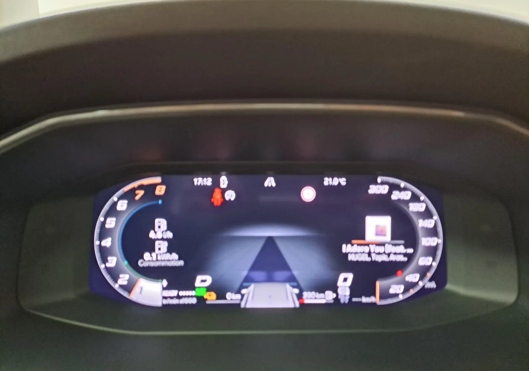 Affichage numérique du tableau de bord du CUPRA Formentor 1.4 EHybrid, montrant la consommation et la vitesse.