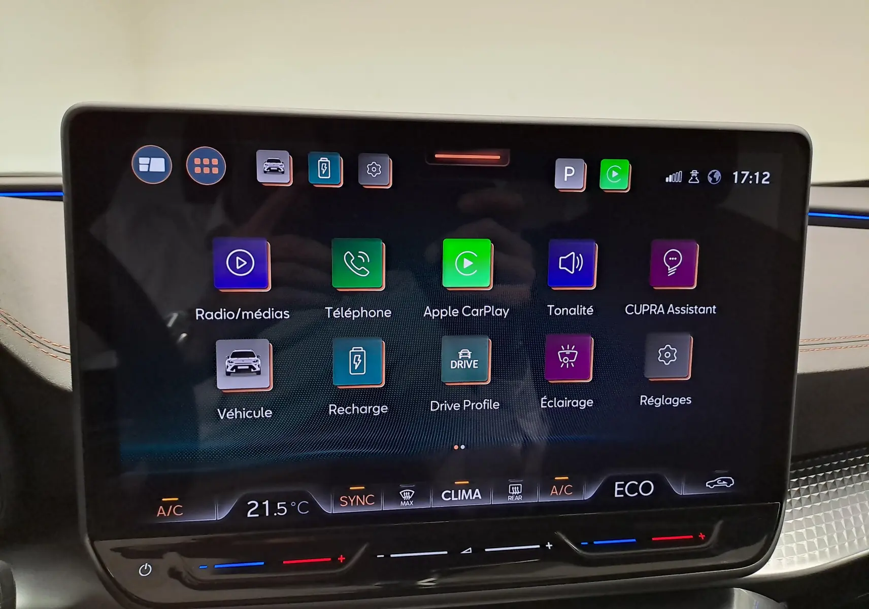 Écran tactile HD 12,9'' du système d'info-divertissement du CUPRA Formentor 1.4 EHybrid, interface colorée.