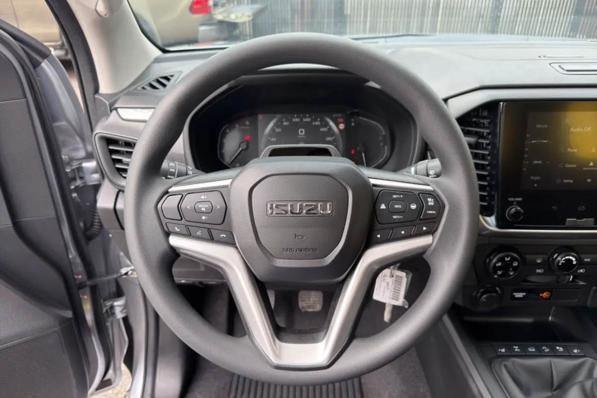 Vue intérieure centrée sur le volant multifonctions noir de l'Isuzu D-MAX 2.2 TD 164 Space Evolution 2026.