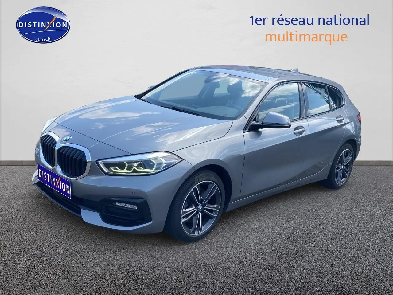 BMW Série 1 gris foncé vue 3/4 avant droit avec phares LED et jantes alliage 17 pouces style 549