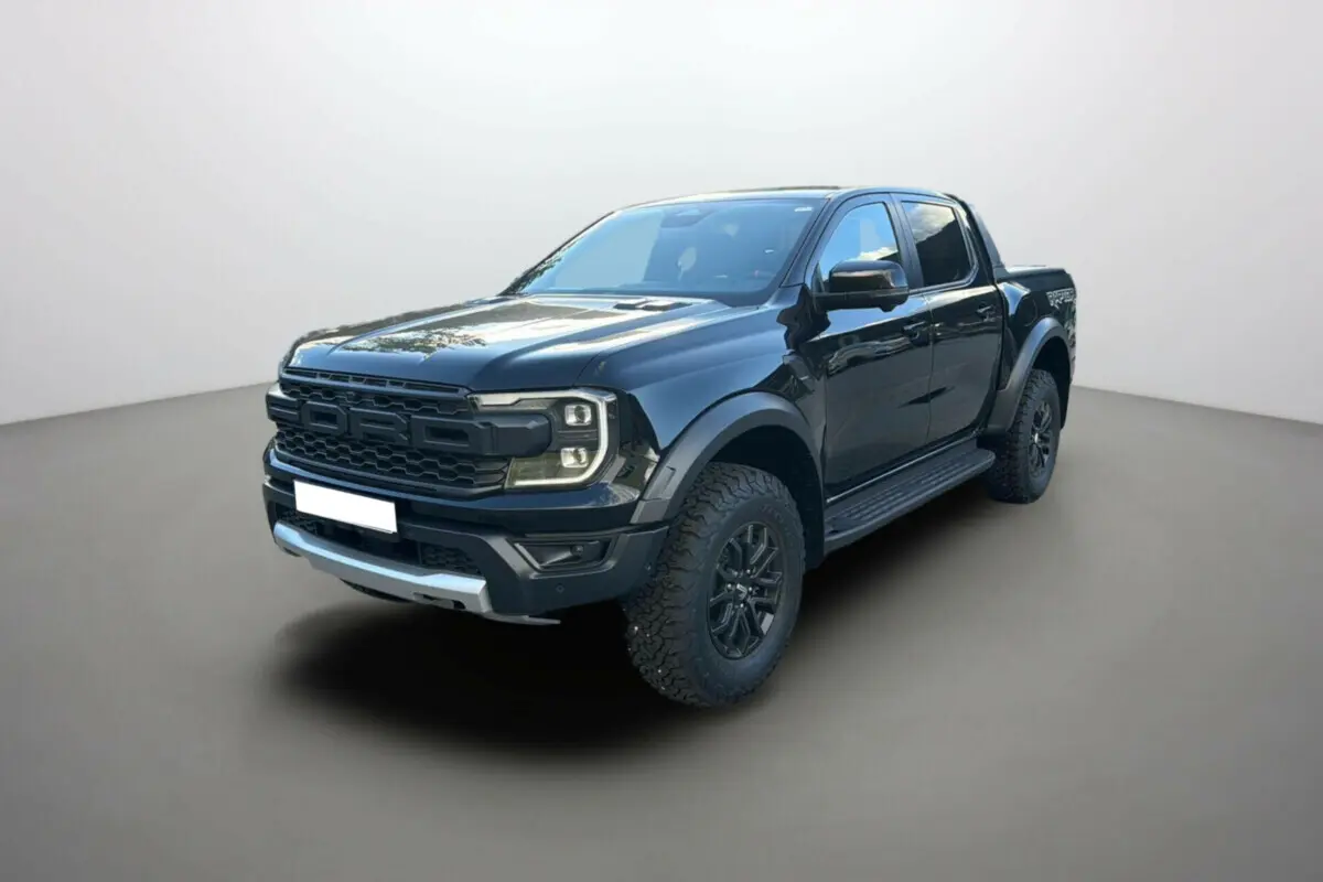 Ford Ranger Raptor 2024 noir absolu vu en 3/4 avant droit avec calandre imposante et pneus tout-terrain.
