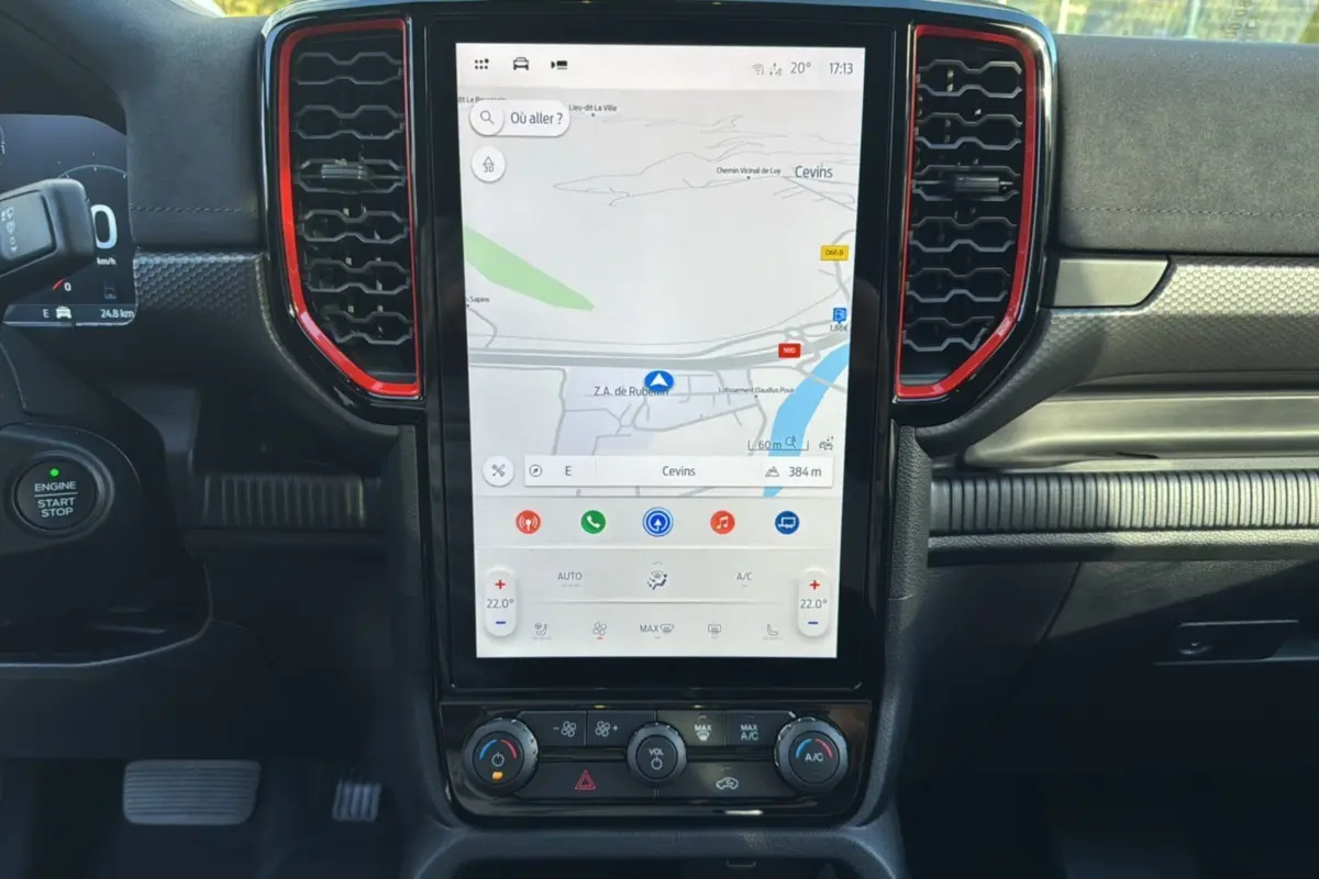 Vue rapprochée de la console centrale du Ford Ranger Raptor 2024 noir avec écran tactile et cadre rouge.