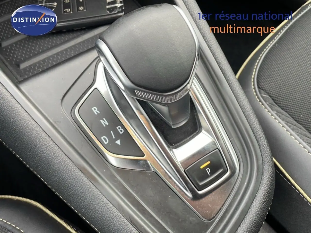 Le levier de vitesses automatique de la Renault Symbioz E-Tech hybride, vue rapprochée de la console centrale noire.