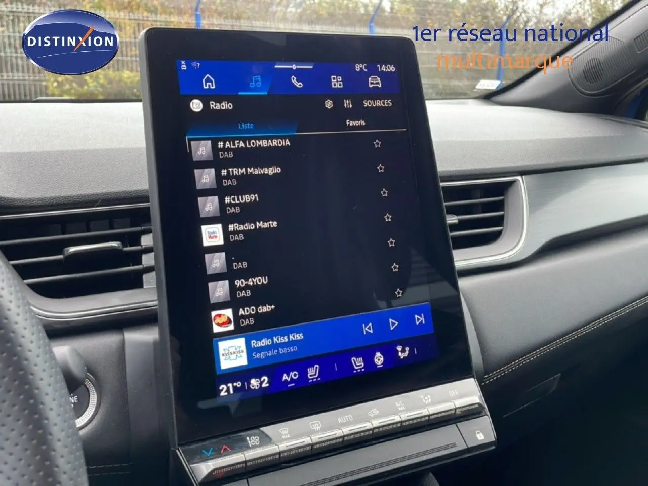 Écran tactile central affichant la radio dans l’habitacle noir du Renault Symbioz E-Tech Full Hybrid 2025.