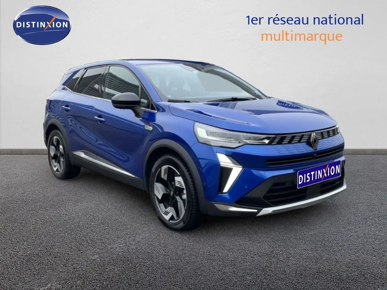 Renault Symbioz E-Tech Full Hybrid bleu Iron Metal en 3/4 avant droit avec calandre distinctive et jantes modernes.