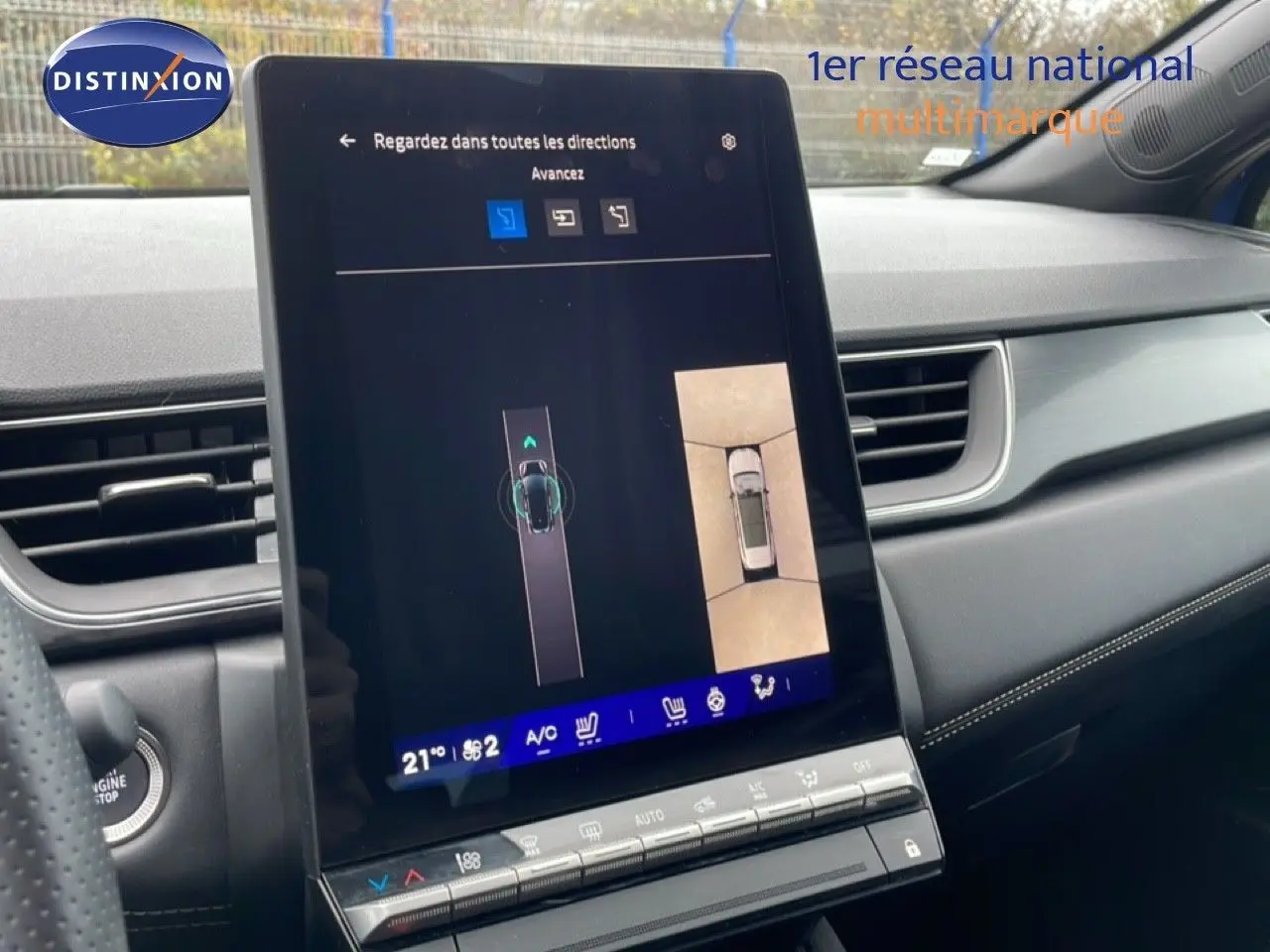 Vue intérieure du tableau de bord de la Renault Symbioz 2025, écran tactile central avec affichage caméra 360 et commandes climatisation.