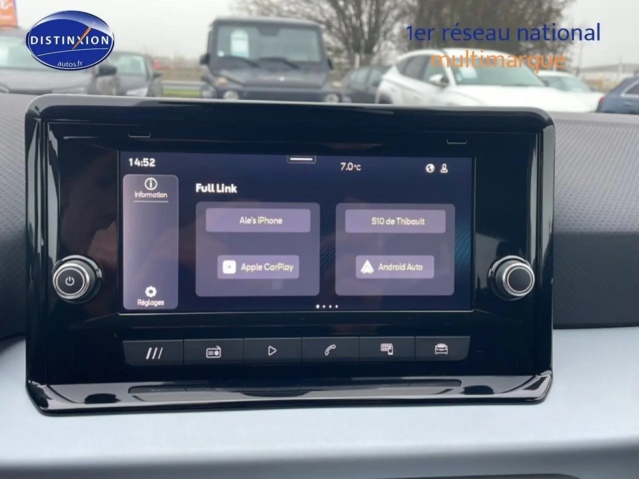 Écran tactile central du système multimédia HD 8,25 pouces dans l'habitacle du SEAT Arona blanc Nevada 2025.