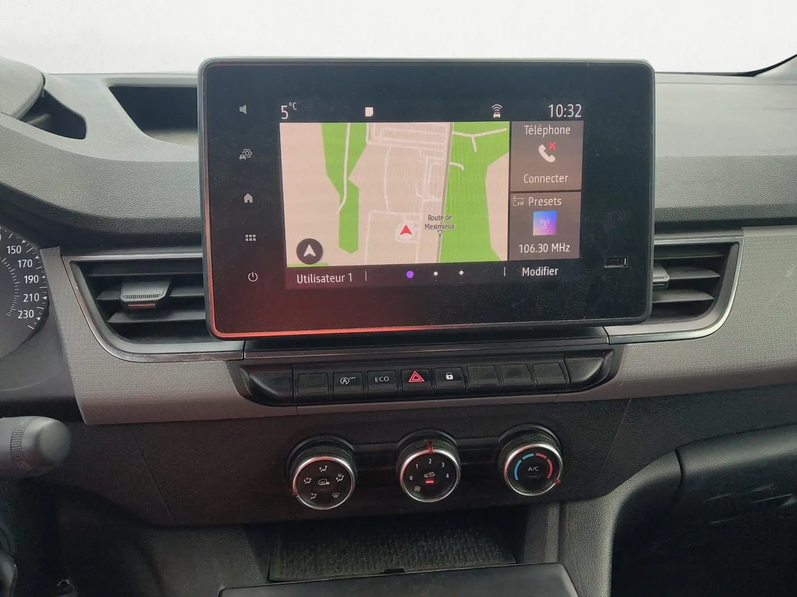 Vue rapprochée du tableau de bord du Renault Kangoo blanc 2022, avec écran tactile affichant la navigation GPS.