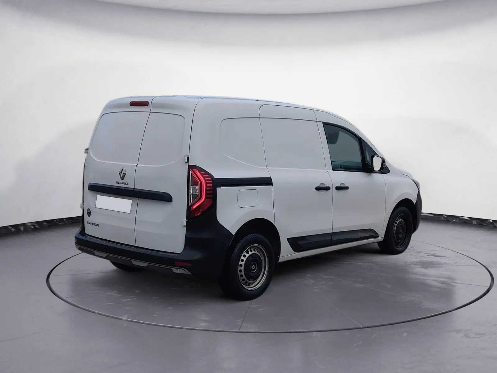 Vue 3/4 arrière droite d’un Renault Kangoo blanc 2022, fourgon utilitaire avec feux arrière LED et portes arrière battantes.