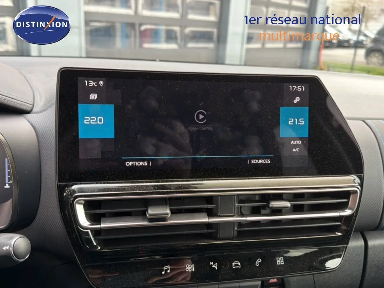 Vue rapprochée de l'écran tactile central et des aérateurs du tableau de bord du Citroën C5 Aircross gris platinium 2025.