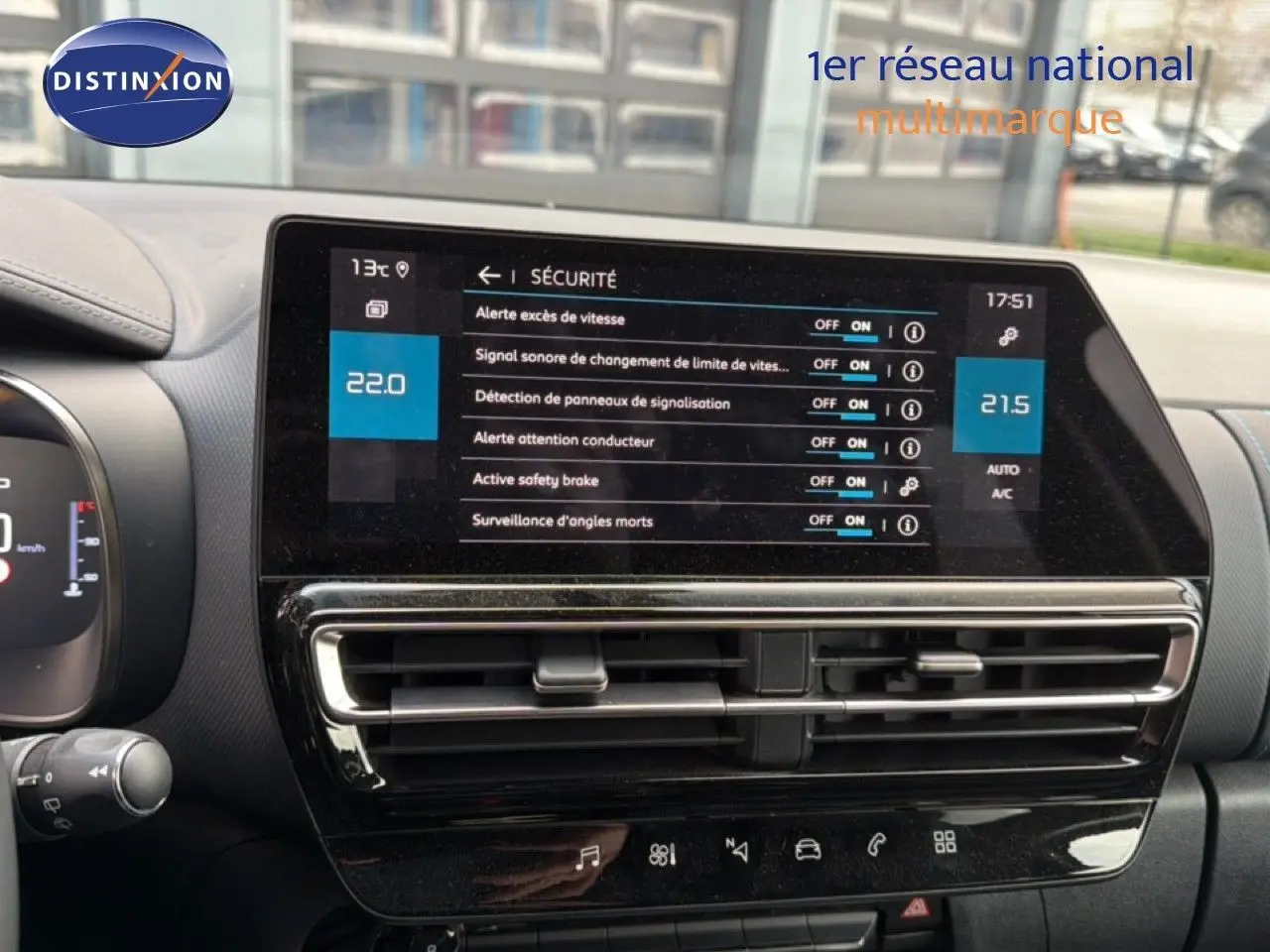 Vue intérieure du tableau de bord du Citroën C5 Aircross gris platinium, écran tactile affichant les options de sécurité.