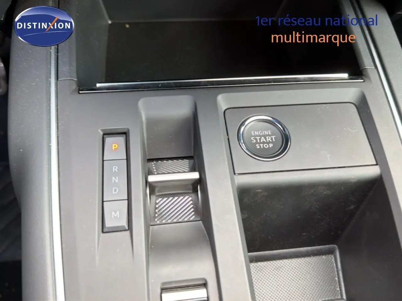 Gros plan sur la console centrale du Citroën C5 Aircross gris platinium, avec bouton start/stop et levier de vitesses automatique.