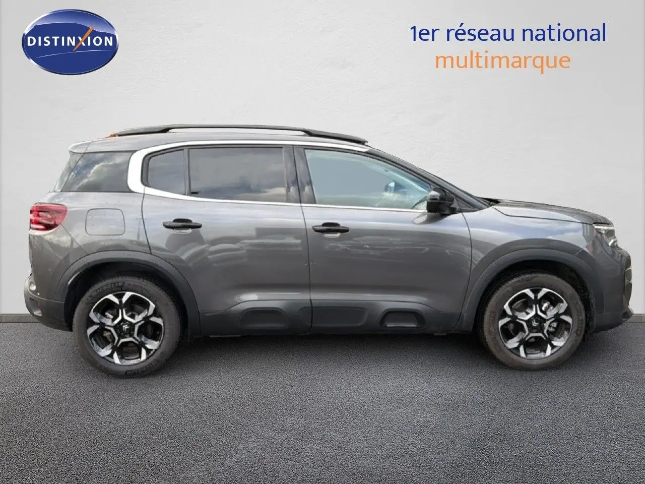 Vue de profil côté droit d'un Citroën C5 Aircross gris platinium métallisé avec jantes noires et toit noir.
