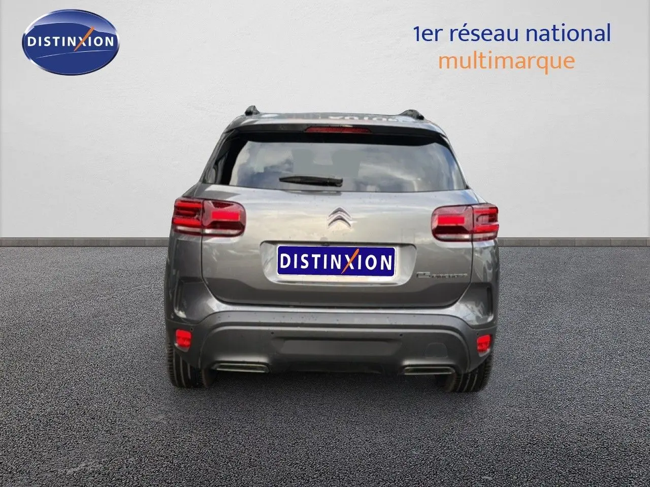Vue arrière d'un Citroën C5 Aircross gris platinium métal, mettant en valeur ses feux LED et son design compact.