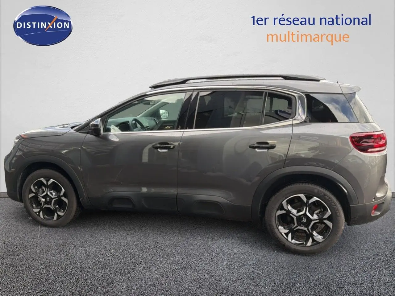 Vue de profil côté gauche d’un Citroën C5 Aircross gris platinium métallisé avec jantes noires et toit ouvrant.